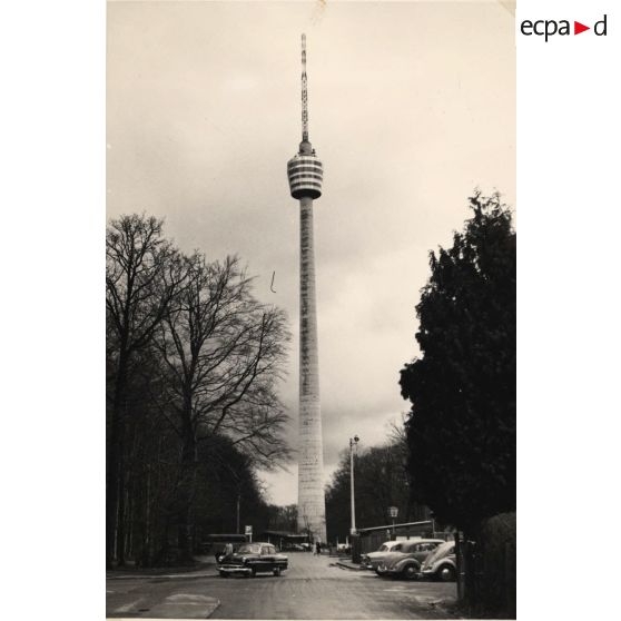 Antenne T.V. et restaurant. [légende d'origine]