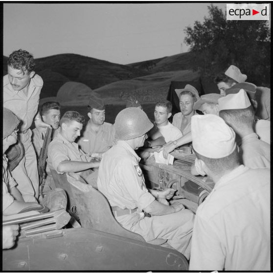 Le courrier est attendu par tout le monde, et à l'arrivée de la jeep, celle-ci est prise d'assaut.