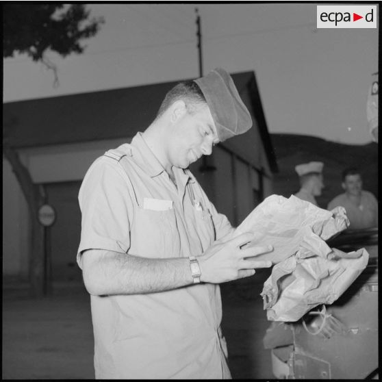 Un soldat de la 269e CCR ouvre son colis.