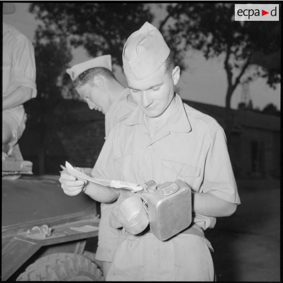 Un soldat de la 269e CCR lit la lettre qu'il vient de recevoir.