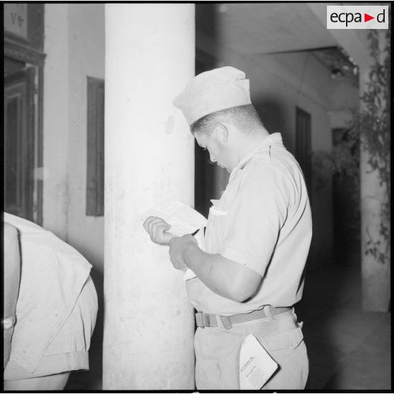 Un soldat de la 269e CCR en pleine lecture de la lettre qu'il vient de recevoir.