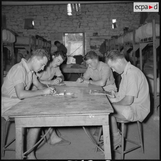 Les soldats écrivent à leurs proches.
