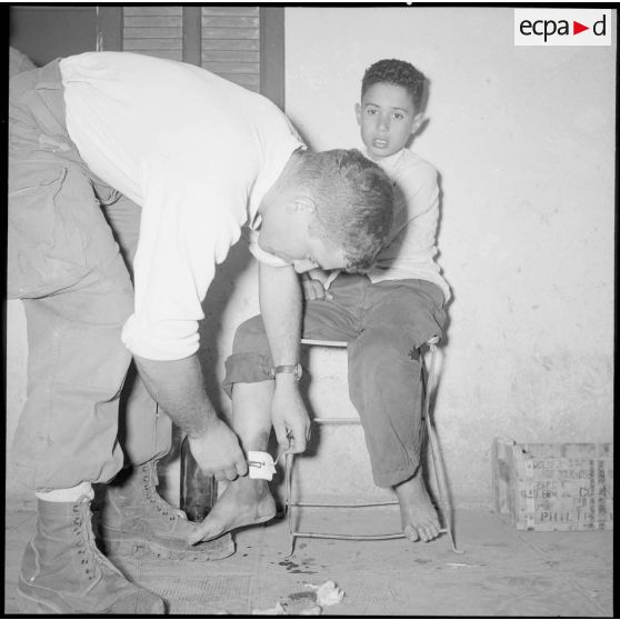 L'infirmier de la compagnie soigne un jeune Kabyle.