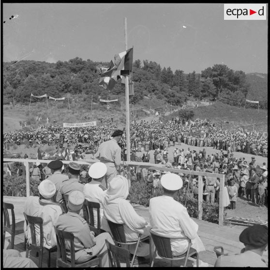 Depuis la tribune officielle, le général Gouraud prononce un discours aux populations kabyles.
