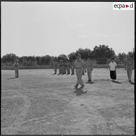 Le général Vanuxen s'apprête à passer les troupes de la 47e BI en revue.