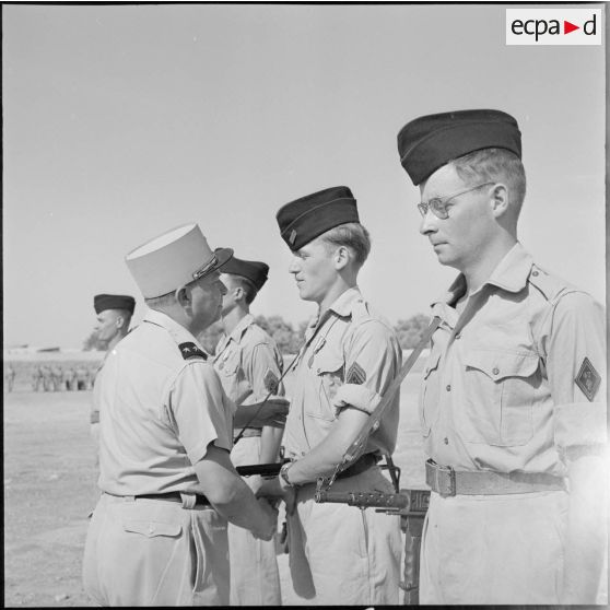 Remise de la médaille de la valeur militaire au caporal Cassez.