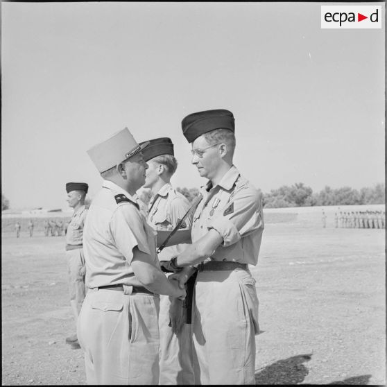 Remise de la médaille de la valeur militaire au soldat Disler.