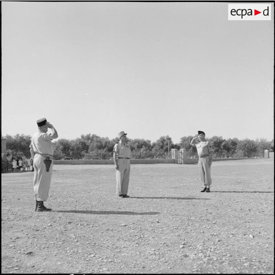 Le général Vanuxen présente le nouveau commandant à la troupe, le chef de bataillon Ducret.