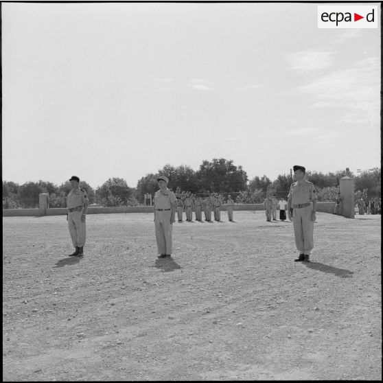 Le général Vanuxen présente le nouveau commandant à la troupe, le chef de bataillon Ducret.