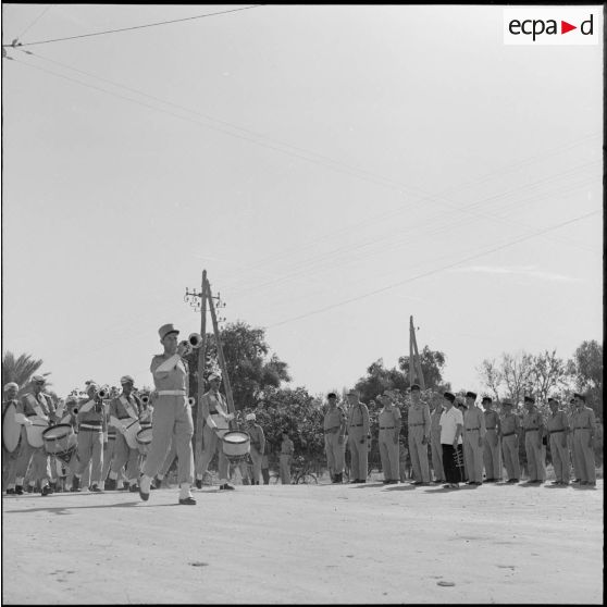 Le 47e BI défile devant les officiers. Au premier plan, la fanfare du bataillon.