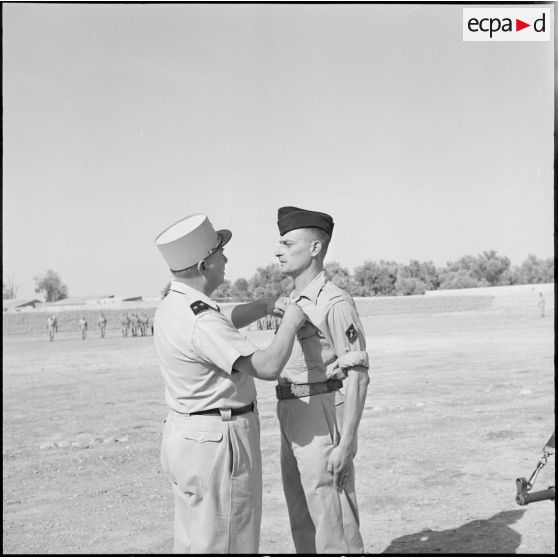 Remise de la médaille de la valeur militaire avec étoile de bronze, à l'adjudant chef Planson.