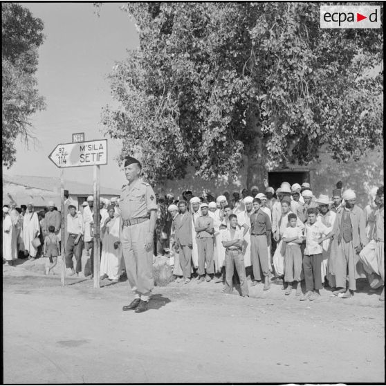 Un officier au garde-à-vous pendant le défilé du 47e BI.