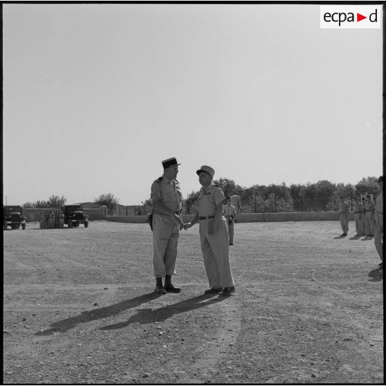 Le général Vanuxen s'entretient avec le chef de bataillon Ducret du 47e BI.