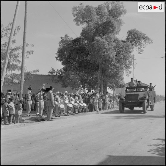 Le chef de bataillon Ducret, le nouveau commandant du 47e BI défile à bord d'un véhicule blindé.