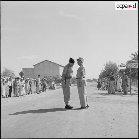 Le général Vanuxen s'entretient avec le commandant Hubert Allard, après la cérémonie.