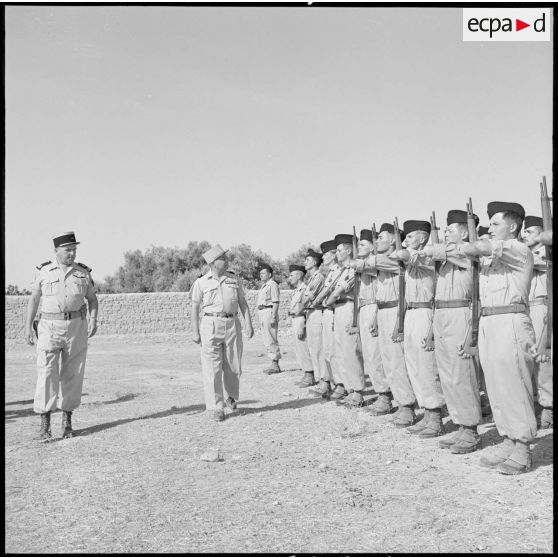 Le général Vanuxen passe les troupes en revue avec le chef de bataillon Ducret.