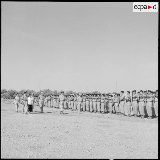 Les officiers du 47e BI et le général Vanuxen passent les troupes en revue à l'occasion d'une prise de commandement.