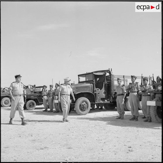 Le général Vanuxen et le chef de bataillon Ducret passent les troupes en revue.