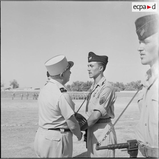 Remise de la médaille de la valeur militaire au caporal Gaye.