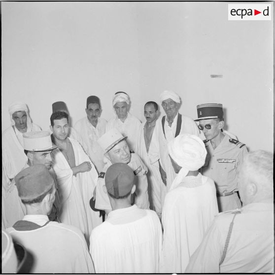 Le général Vanuxen rend visite au SAS de M'Doukal.