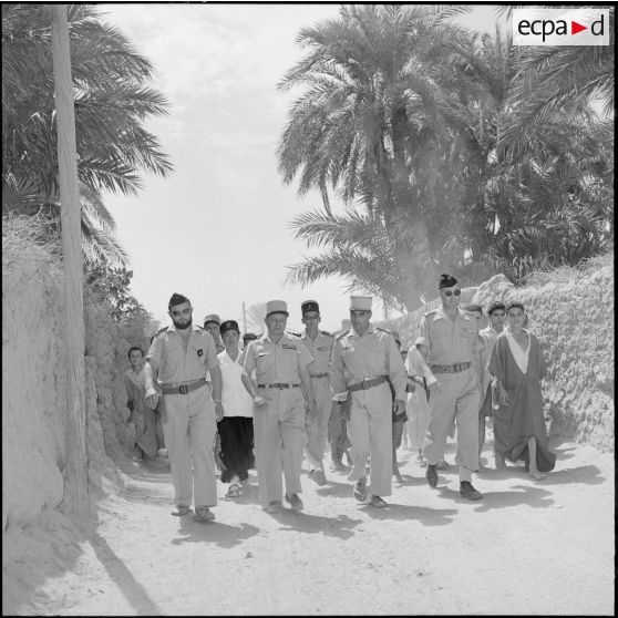 Le général Vanuxen visite l'oasis de M'Doukal.