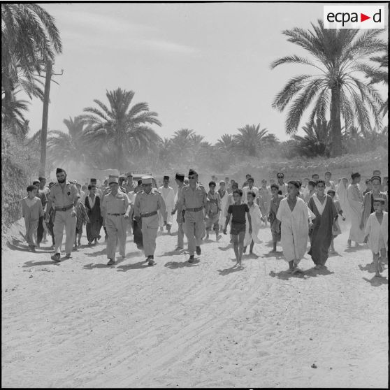 Le général Vanuxen visite l'oasis de M'Doukal.