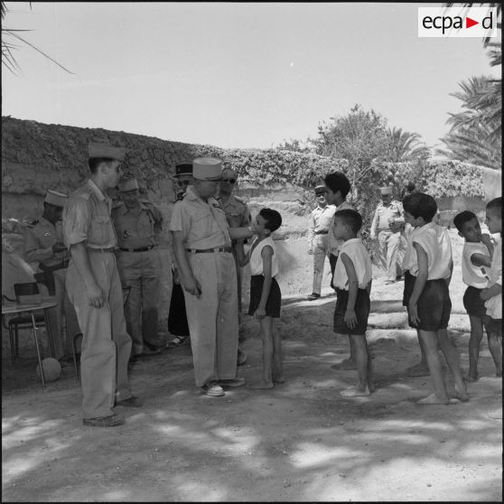 Le général s'entretient avec les jeunes Algériens.