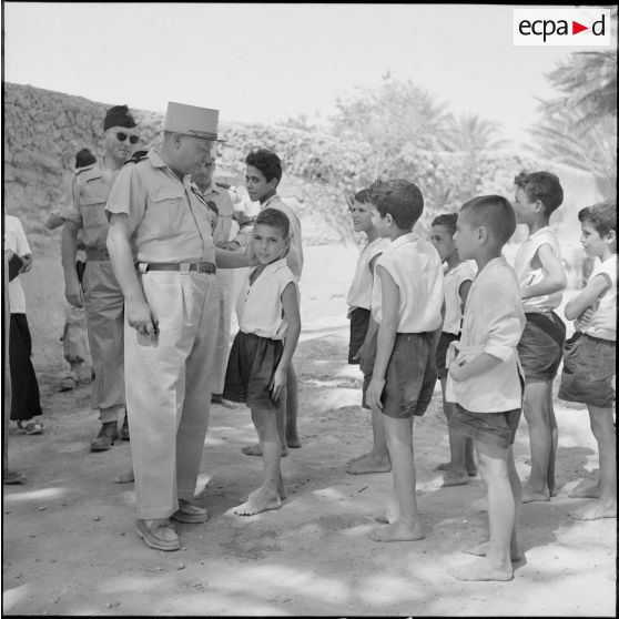 Le général s'entretient avec les jeunes Algériens.