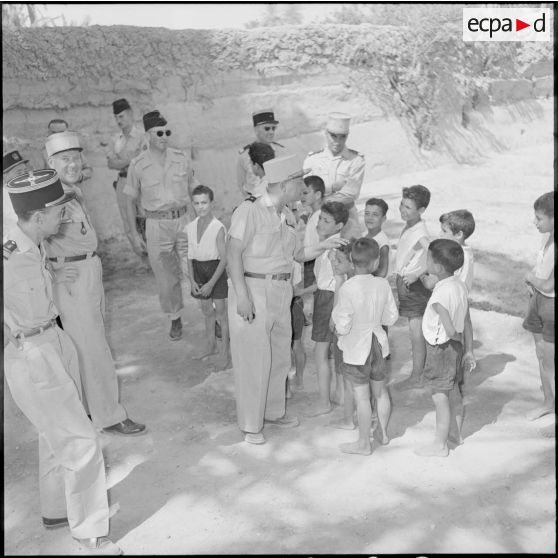 Le général s'entretient avec les jeunes Algériens.