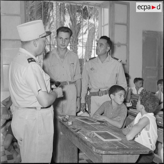 Le général vanuxen visite une salle de classe de l'école de l'oasis.