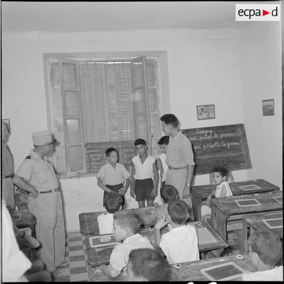 L'instituteur fait chanter ses élèves.