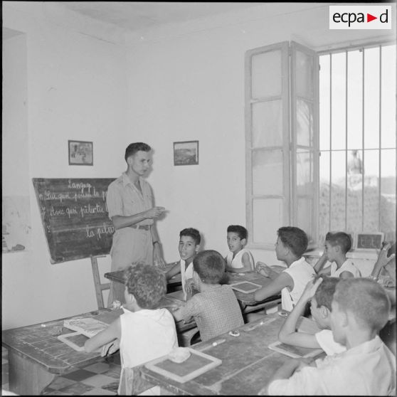 Les élèves chantent.