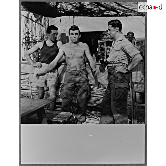 Portrait de trois rappelés du 2e régiment de spahis algériens (RSA) au bar du foyer de Kiol.