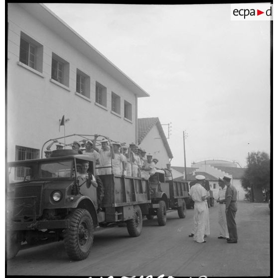 Départ des marins de Bône pour le stade à l'occasion d'un match intérarmées.