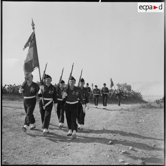 Départ vers Nédroma de la flamme symbolique et du drapeau.