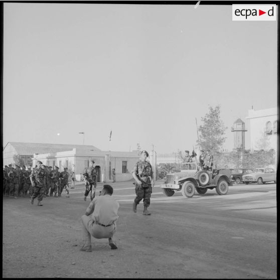 Les parachutistes défilent devant les autorités.