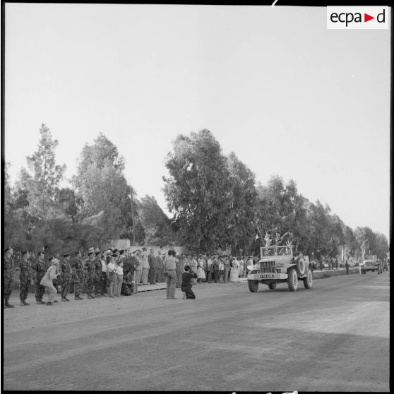 Le général Massu salue les autorités civiles et militaires.