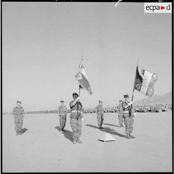 Les drapeaux du 1er RCP (à gauche) et du 1er REP (à droite).