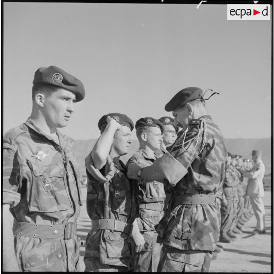 Remise de décoration par le général Massu au sergent-chef Miossec.