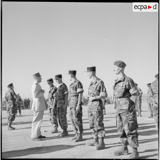 Avant la remise des décorations, le général Lorillot s'entretient avec les récipiendaires.