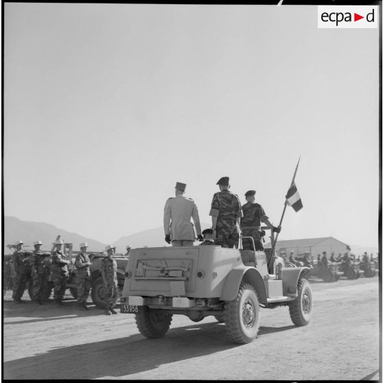 Le général Lorillot passe les différentes unités en revue.