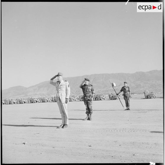 Les généraux Massu et Lorillot saluent le drapeau du 1er RCP.