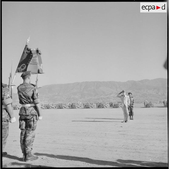 Les généraux Massu et Lorillot saluent le drapeau du 1er RCP.