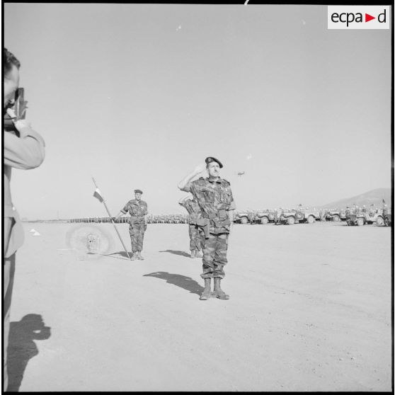 Le général Massu salue le drapeau du 1er RCP.