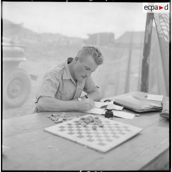 Le soldat Spies rédige son courrier.