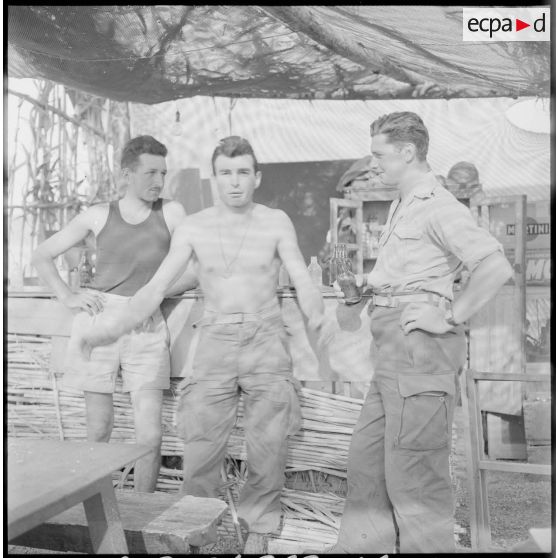 Les soldats Monnier, Germain et Georges au bar de leur foyer.