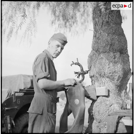 Le soldat Maubert répare une chambre à air.