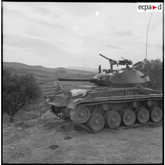 Un char M24 Chaffee protège le poste.