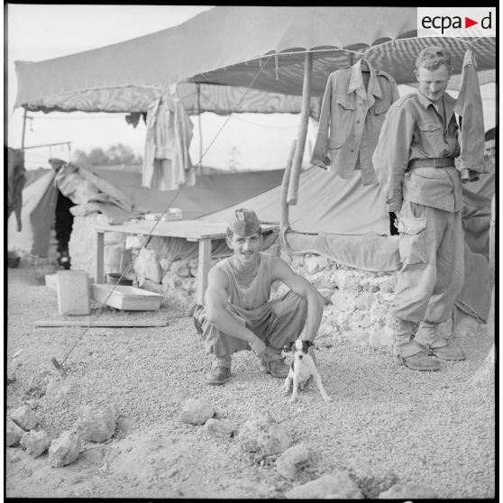 Le soldat Bonillo pose avec la mascotte du 2e RSA.
