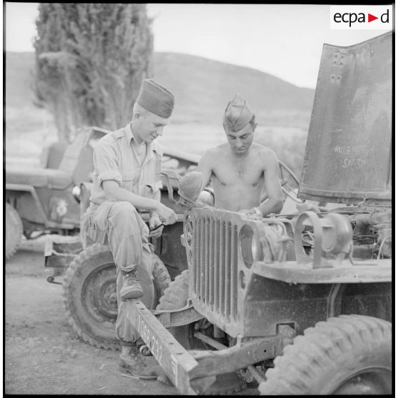 Les soldats Edouard et Brindejonc s'affairent autour de leur jeep.